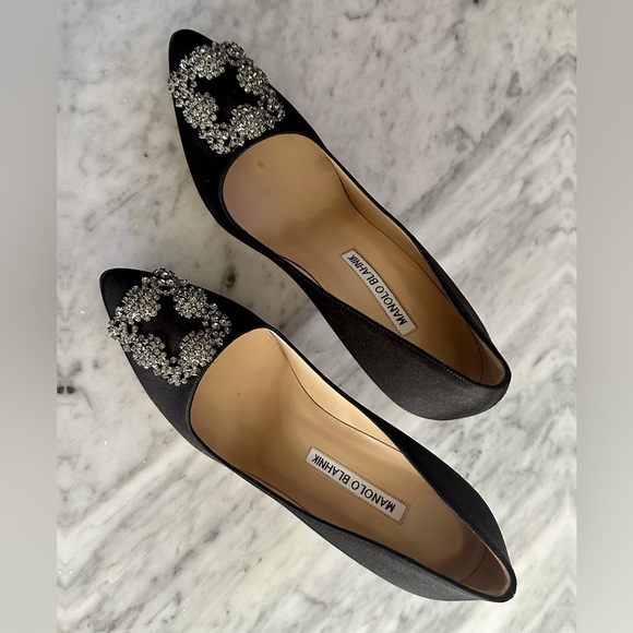 MANOLO BLAHNIK HANGISI
Black Satin Jewel Buckle Pumps - Picture 6 of 7